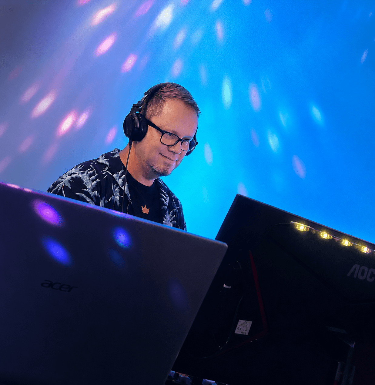DJ Frankster bei einem Live-Event hinter den Turntables